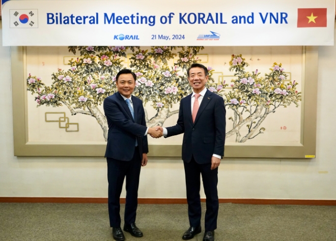 한문희 코레일 사장(오른쪽)이 황 자 카잉 베트남철도공사(VNR) 사장과 기념 촬영하고 있다. / 사진=코레일 제공