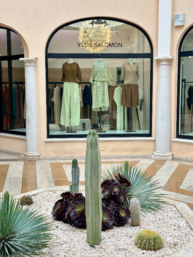 이브 살로몬, 프랑스 남부 생트로페서 팝업 오픈