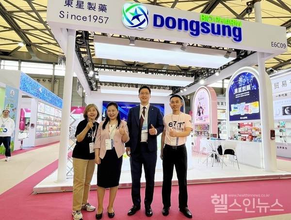 (우측에서두번째)동성제약나원균부사장외행사관계자들