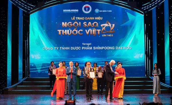 (가운데) 홍상기 신풍대우파마베트남 법인장이 수상 후 기념촬영을 하고 있다.