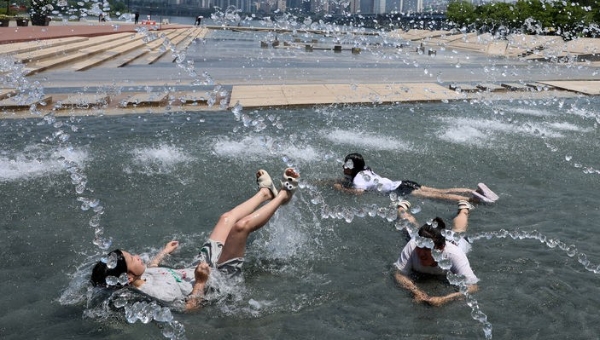 초여름 날씨를 보인 21일 오후 서울 영등포구 여의도한강공원 물빛광장을 찾은 학생들이 물놀이를 하고 있다.