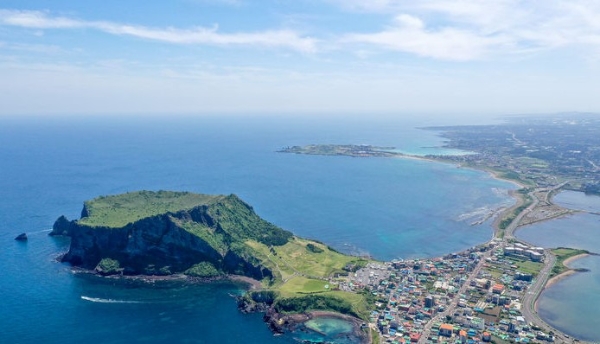 제주 서귀포시 성산일출봉에 관광객들의 발걸음이 이어지고 있다.