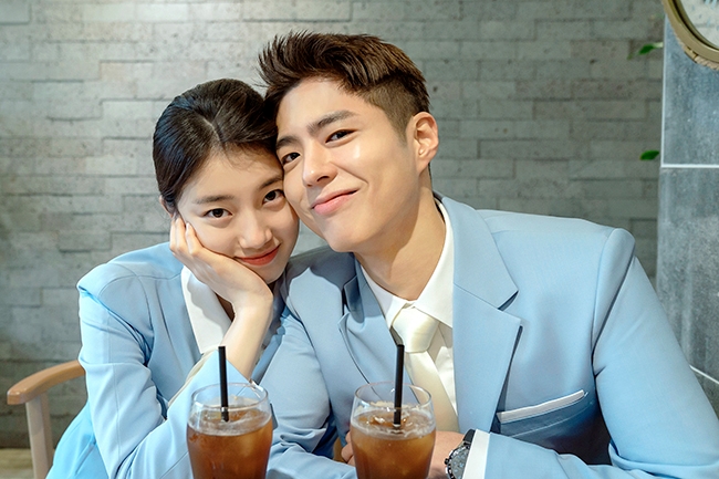 ‘원더랜드’ 수지X박보검, 승무원 커플의 설렘 폭발 과거 사진 공개…과몰입 유발하는 달달한 연인 케미