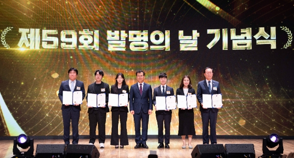 지난 21일 서울 중구 대한상공회의소에서 열린 '발명의 날 기념식'에서 김경화 카카오뱅크 준법감시/법무팀장(오른쪽 두번째)과 김시형 특허청장 직무대리(오른쪽 네번째) 등이 특허청장 표창 수상 이후 기념 촬영을 하고 있다. / 사진=카카오뱅크 제공