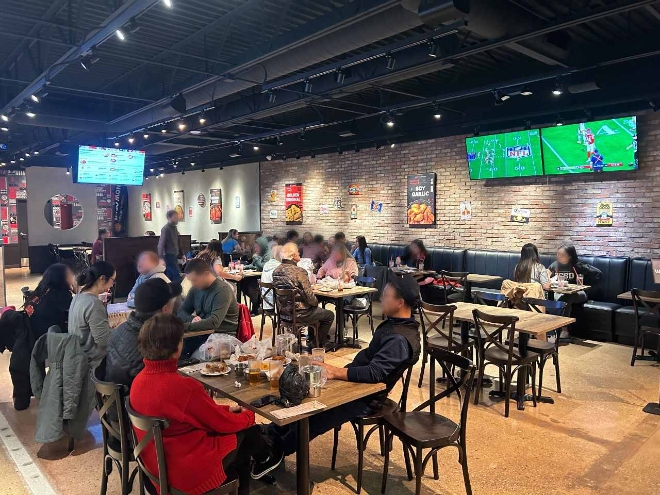 사진=BBQ 오하마점을 방문한 현지 고객들이 BBQ 치킨을 즐기고 있다.