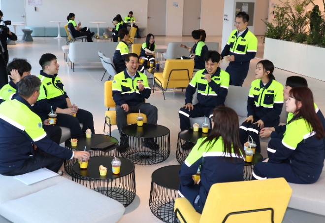 장인화 포스코그룹 회장이 지난 21일 세종에 위치한 포스코퓨처엠 에너지소재연구소와 천연흑연음극재 공장을 점검하고 직원들과 간담회를 가졌다. / 사진=포스코그룹 제공