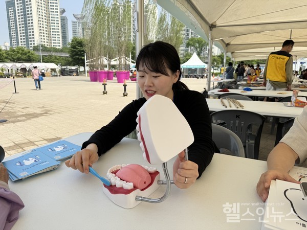 서울대치과병원중앙장애인구강진료센터운영부스에서칫솔질방법을교육하는모습