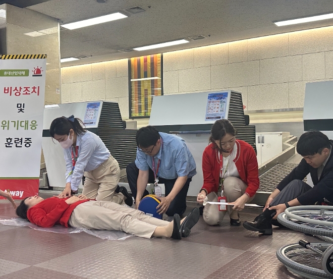 티웨이항공은 최근 근로자의 안전 확보, 중대재해 예방 및 재해 발생 시 비상대응 조치를 점검하기 위해 ‘2024년 상반기 합동 비상대응 훈련’을 실시했다고 23일 밝혔다. 사진은 티웨이항공 합동 훈련팀이 가상 상황으로 훈련을 실시하며 구호조치 훈련을 하는 모습. (사진 = 티웨이항공 제공)