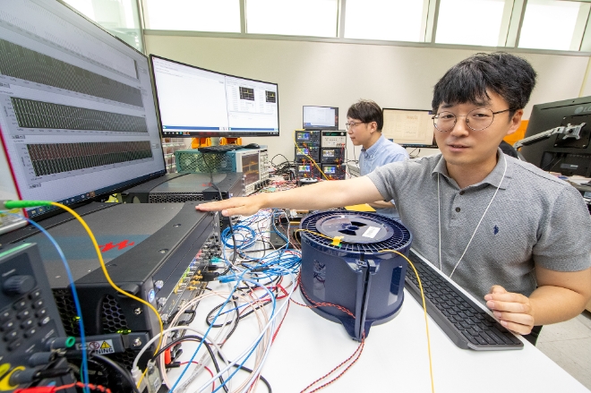 KT는 초당 15만 개의 비밀키 정보를 생성하는 양자 암호 키 분배(QKD) 장비를 개발하는데 성공했다고 23일 밝혔다. 사진은 KT 연구원이 서울 서초구 KT연구개발센터에서 고속 양자 암호 키 분배 장비의 성능을 테스트하는 모습. (사진 = KT 제공)