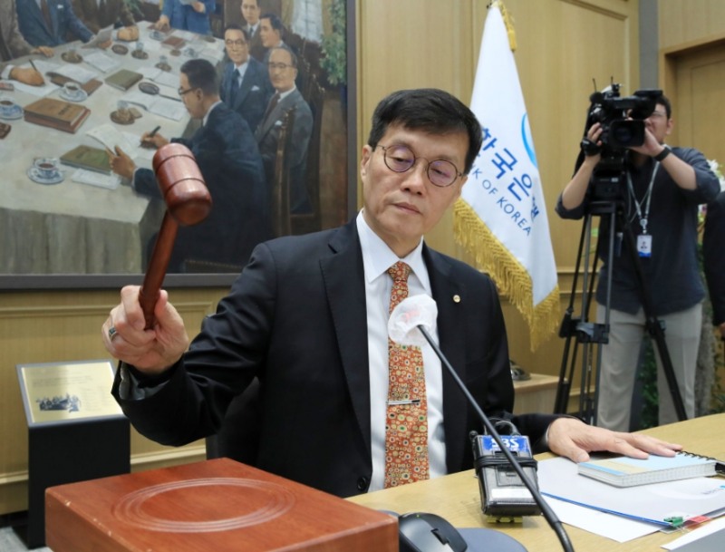 이창용 한국은행 총재가 23일 오전 서울 중구 한국은행에서 열린 금융통화위원회 본회의에서 회의를 주재하고 있다.