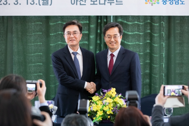 김동연 경기도지사, 김태흠 충남도지사가 13일 오후 충남 아산 모나무르에서 경기·충남 베이밸리 메가시티 세미나를 마치고 기자간담회를 하고 있다. (사진=경기도)