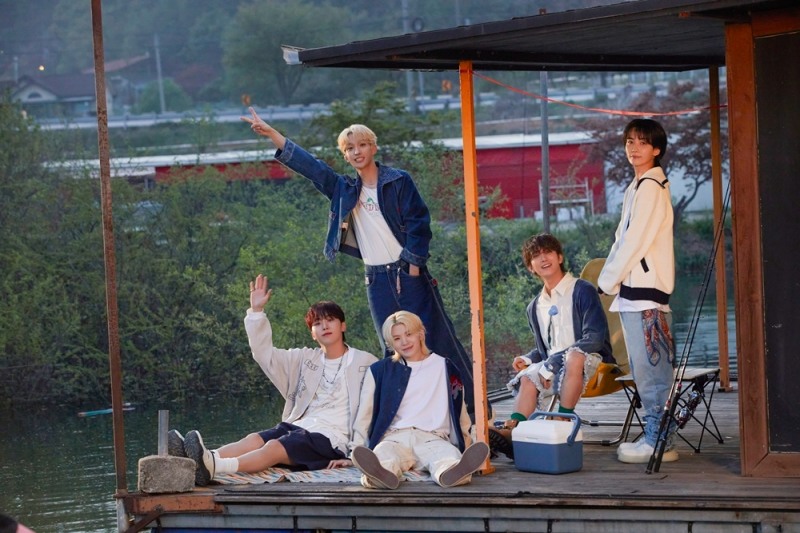 세븐틴, 신곡 ‘청춘찬가’ 뮤직비디오 공개…보컬팀 5인 눈물 연기 ‘먹먹’
