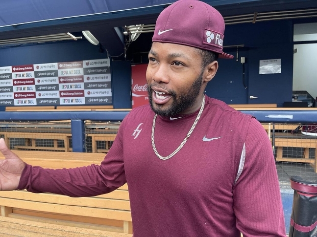 인터뷰하는 로니 도슨