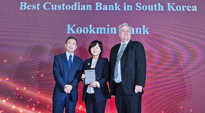 23일 홍콩에서 진행된 아시아뱅커지 주관 ‘The Asian Banker Financial Markets Awards 2024’에서 김옥자 KB국민은행 수탁사업부장(좌측 두 번째)과 아시안뱅커지 관계자들이 기념사진을 촬영하고 있다.