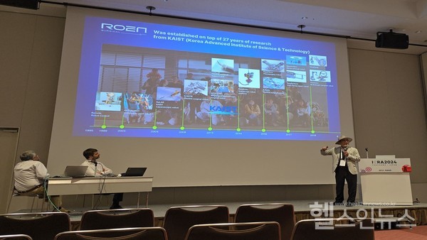 로엔서지컬의권동수대표(좌)와이동호CTO(우)가일본요코하마에서열린ICRA2024에서수술보조기술을접목한신장결석제거수술자메닉스의개발과상용화를주제로발표하고있다.