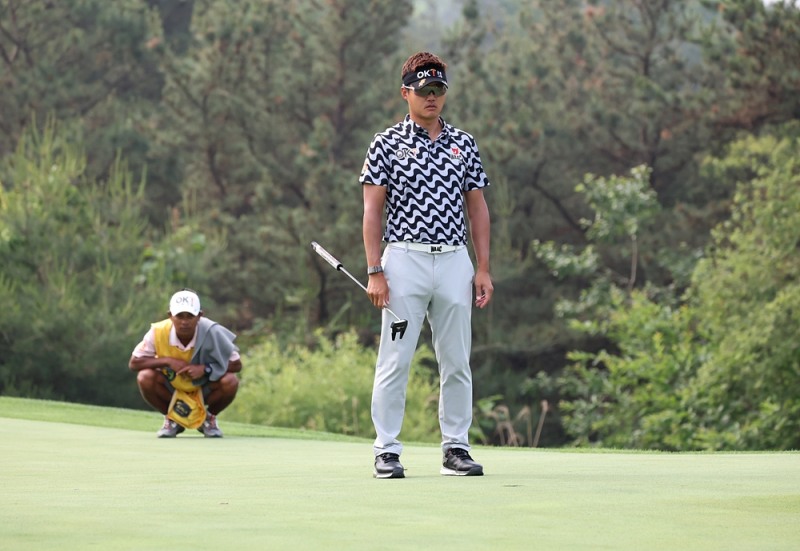 이태희14번홀 그린 퍼팅 라인을 살피는 사진=KPGA