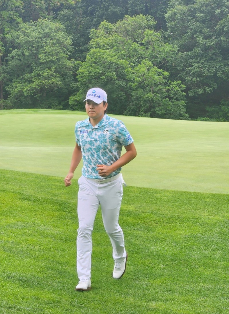 1번홀을 마친후 다음홀로 이동하는 이정환