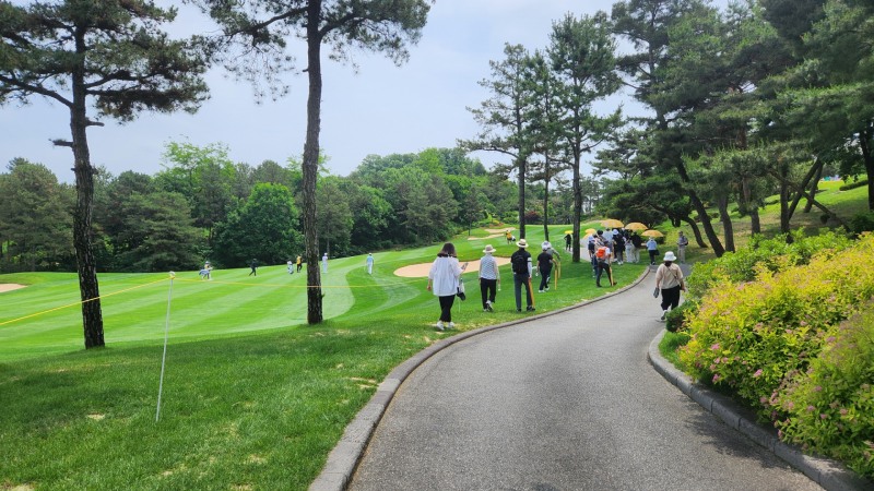 전반 마지막 9번홀 12조 세컨후 이동