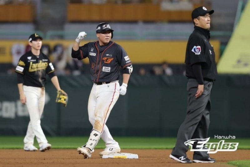 사진=연장 10회에 결승타 친 안치홍