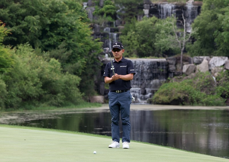 한승수 4번홀 그린 퍼팅 라인을 살피는 사진=KPGA