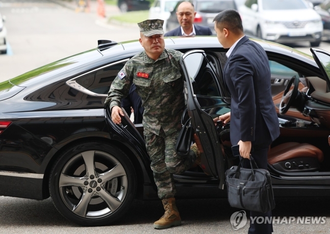 차에서 내리는 김계환 해병대사령관
