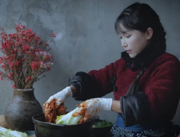 리쯔치의 김치 담그는 영상 (출처 : 리쯔치 유튜브)