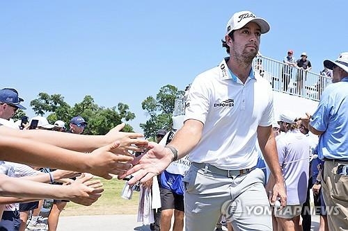 사진=응원을 받으며 경기에 나서는 라일리.