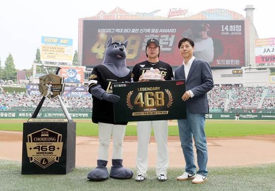 프로야구 역대 최다 홈런 기념 시상식에서 송삼권 (주)도드람푸드 부장(우측)과 최정 선수가 기념촬영을 하고 있다.