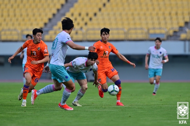 사진= 지난 25일 파주스타디움에서 열린 파주시민(주황색 유니폼)과 여주FC 간 K3리그 경기 장면.