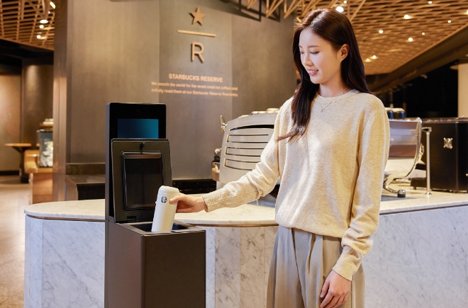 LG전자가 신개념 텀블러 세척기 ‘마이컵(myCup)’의 보급을 확대해 일회용컵 대신 다회용컵 사용 문화 확산에 앞장서며 ESG 경영을 실천한다. LG 마이컵을 이용해 텀블러를 세척하는 모습.