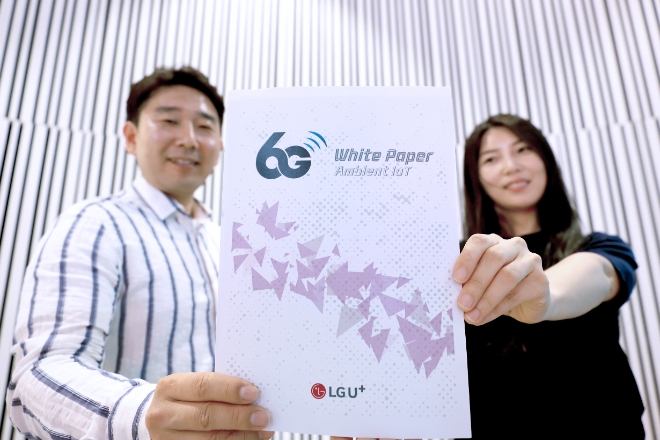 LG유플러스는 향후 상용화될 6G 이동통신 서비스를 전망하는 ‘6G 백서-앰비언트 IoT’를 발간했다. 사진은 LG유플러스 직원들이 새로 발간된 6G 백서를 소개하고 있는 모습. / 사진=LG유플러스 제공