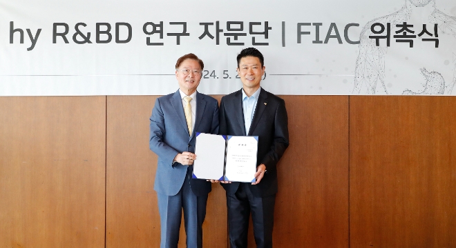 변경구 hy 대표이사(오른쪽)와 김연수 전 서울대병원장이 위촉식 후 기념 촬영하고 있다. / 사진=hy 제공