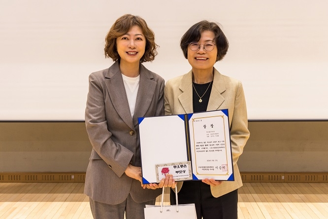 듀오 박수경 대표이사(왼쪽)가 지난 17일 서울 동작구 서울가족플라자 다목적홀에서 열린 2024년 좋은 부모상 시상식에서 기념사진을 촬영하고 있다. 사진=듀오 제공