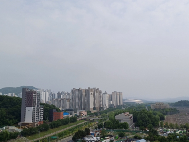 서울시가 짓는 천왕수소발전소의 위치 전경, 왼쪽 목감천 바로 옆 오른쪽 한국전력 천왕변전소 건물 뒤에 건설될 예정이다. (사진=로이슈)