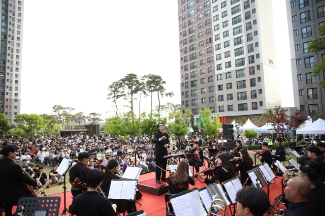 대우건설은 지난 25일 한들물빛도시 지웰시티 센트럴 푸르지오에서 ‘푸르지오 가든 음악회’를 개최했다고 27일 밝혔다. 사진은 푸르지오 가든 음악회에서 연주한 웨스턴 심포니 오케스트라의 모습. (사진 = 대우건설 제공)