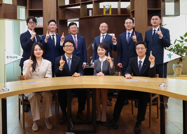 사진=지난 27일 서울 중구 을지로 소재 하나은행 을지로 본점에서 '하나은행 기업ESG컨설팅팀' 직원들이 기념촬영을 하고 있다.
