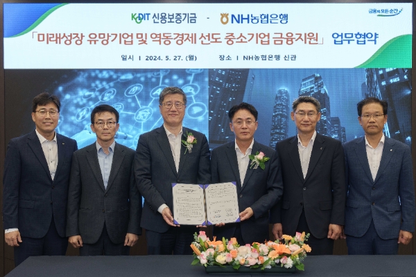 왼쪽부터 정현호 신용보증부장, 윤정인 정책자문관, 최원목 이사장, 이석용 농협은행장, 최영식 기업금융부문 부행장, 박재명 중소기업고객부장이 기념사진촬영을 하고 있다. / 사진=NH농협은행 제공