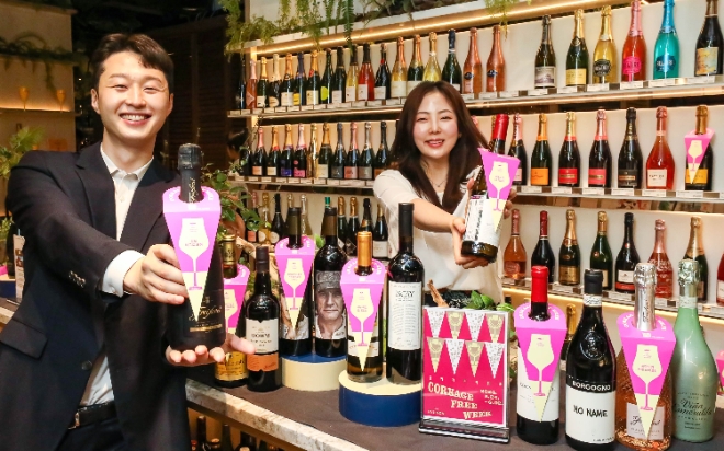 28일 오전, 서울시 강남구 현대백화점 무역센터점 지하1층 와인웍스 매장에서 직원들이 '콜키지프리 위크' 와인을 소개하고 있다.