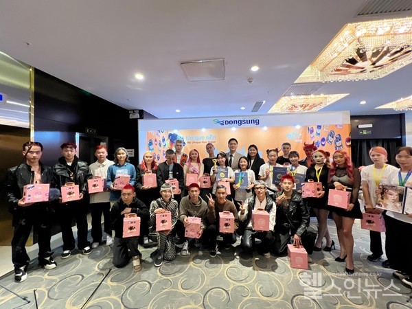 헤어부문콘테스트에서이지엔과함께한참가자들