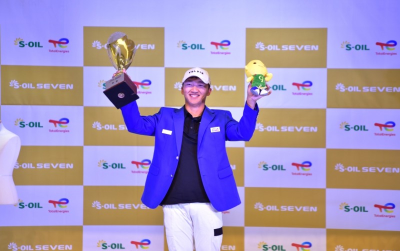 사진=지난 27일(월) 대전 골프존조이마루에서 열린 ‘2024 S-OIL SEVEN GTOUR Mixed Cup’ 시상식에서 우승자 김홍택이 세리머니를 하고 있다.