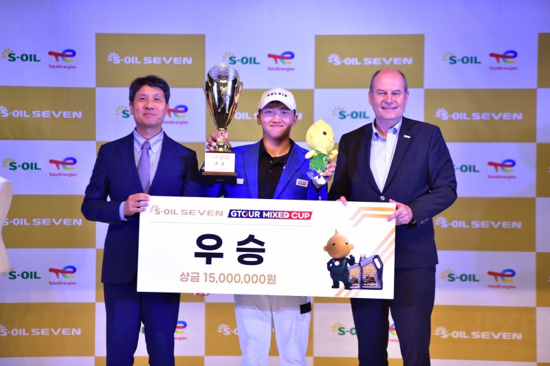 사진=지난 27일(월) 대전 골프존조이마루에서 열린 ‘2024 S-OIL SEVEN GTOUR Mixed Cup’ 시상식에서 (왼쪽부터)골프존 박강수 대표, 우승자 김홍택, 에쓰-오일토탈에너지스윤활유㈜ 패트리스 드베미 대표이사가 기념촬영을 하고 있다.
