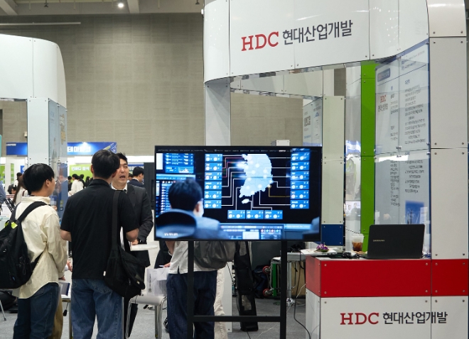 HDC현대산업개발은 28일 수원컨벤션센터에서 경기도, 경기도 일자리재단, IBK기업은행과 함께 지역 경제를 활성화하고 협력사의 우수 인재 채용을 지원하기 위한 경기도 일자리 박람회를 개최했다. / 사진=HDC현대산업개발 제공