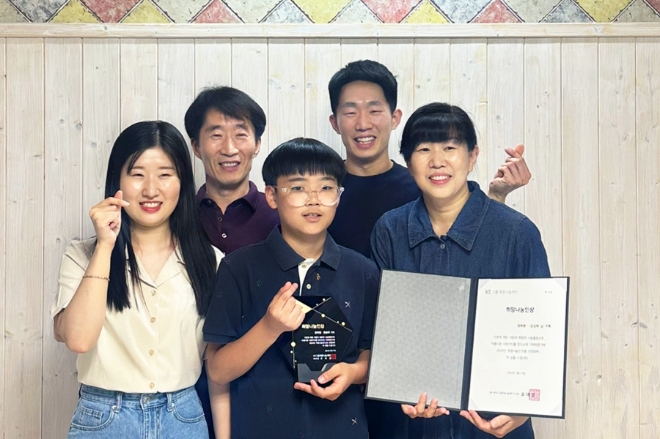 온 가족이 봉사 실천하는 봉사 패밀리의 모습. 윗줄 오른쪽부터 시계방향으로 아버지 권희원 씨, 장남 권성현 군, 어머니 김성희 씨, 막내 아들 권태호 군, 장녀 권서연 양