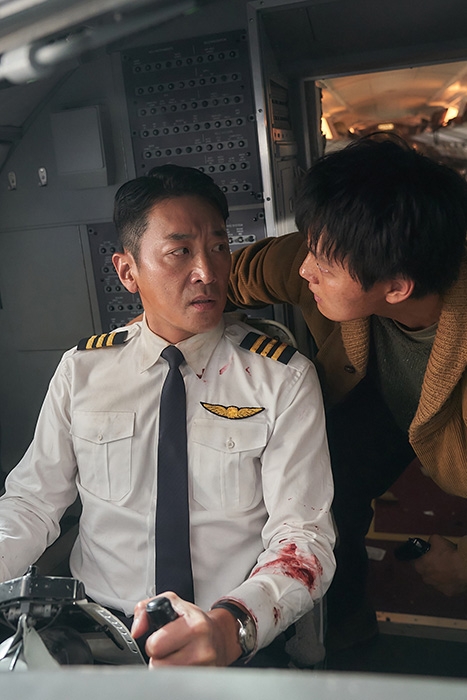 ‘하이재킹’ 하정우 VS 여진구, 목숨을 건 대립…팽팽한 신경전 & 폭발하는 시너지 담은 대립 스틸 공개