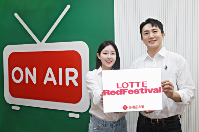 롯데홈쇼핑은 오는 30일(목)부터 역대 최대 규모로 진행되는 '롯데레드페스티벌'에 맞춰 인기 브랜드 최대 반값 할인, 사은품 지급 등 쇼핑행사를 진행한다. / 사진=롯데홈쇼핑 제공