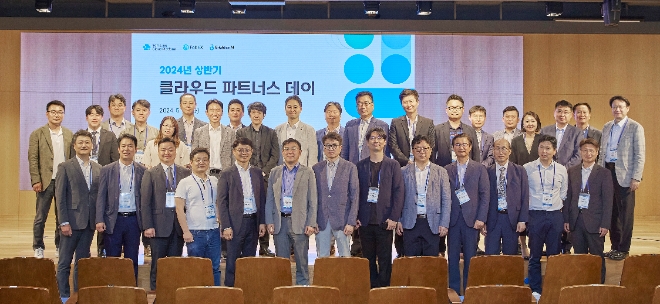 5월 28일 삼성SDS 잠실캠퍼스에서 열린 '2024 상반기 클라우드 파트너스데이' 참석자들이 기념사진을 촬영하고 있다.