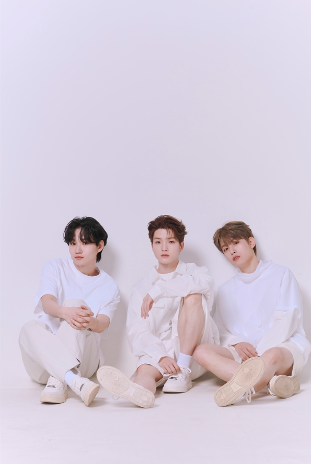 밴드 W24, 6월 3일 EP앨범 <MMM: Memory Making Moment> 발매