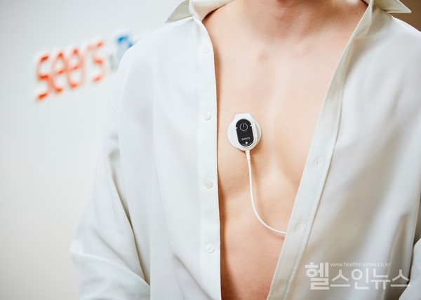 웨어러블심전도검사기기‘모비케어(mobiCARE)’를부착한모습