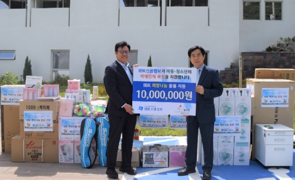 (왼쪽) IBK신용정보 서재홍 대표이사, (오른쪽) 좋은집 이기백 원장이 기념 촬영을 하는 모습. / 사진=IBK신용정보 제공