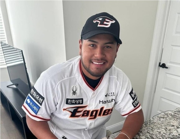 사진=계약서에 사인하는 바리아